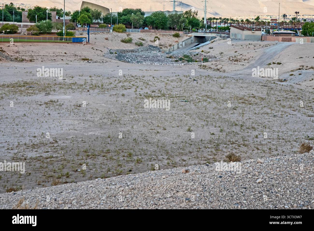 Las Vegas, Nevada - Ein Wassergefängnis, eines von etwa 100, das vom Clark County Regonal Flood Control District gebaut wurde, um vorübergehend Sturmwat zu sammeln Stockfoto