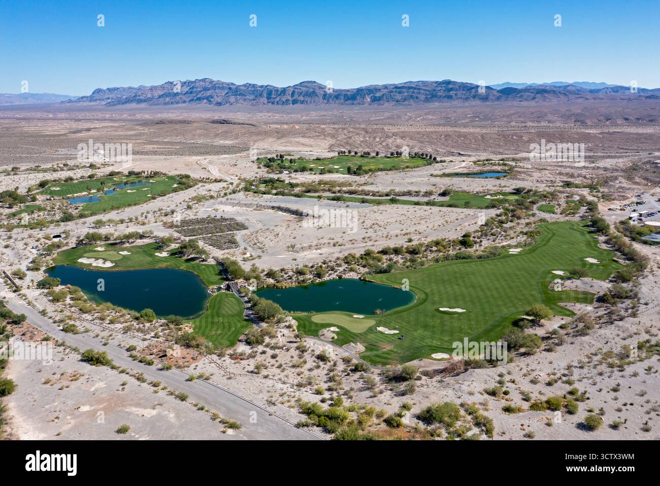 Coyote Ssprings - der Golfplatz von Coyote Springs in der Wüste Nevada. Der von Jack Nicklaus entworfene Kurs sollte ursprünglich von einem geplanten Platz umgeben werden Stockfoto