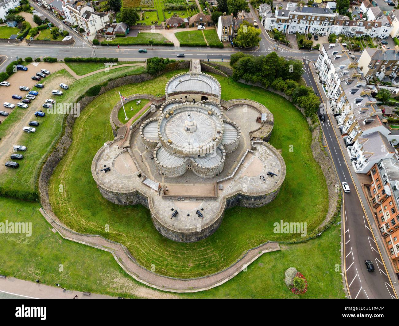 Blick aus einem hohen Winkel, der die einzigartige Kleeblattform der Festung und des Grabens von Deal Castle zeigt Stockfoto