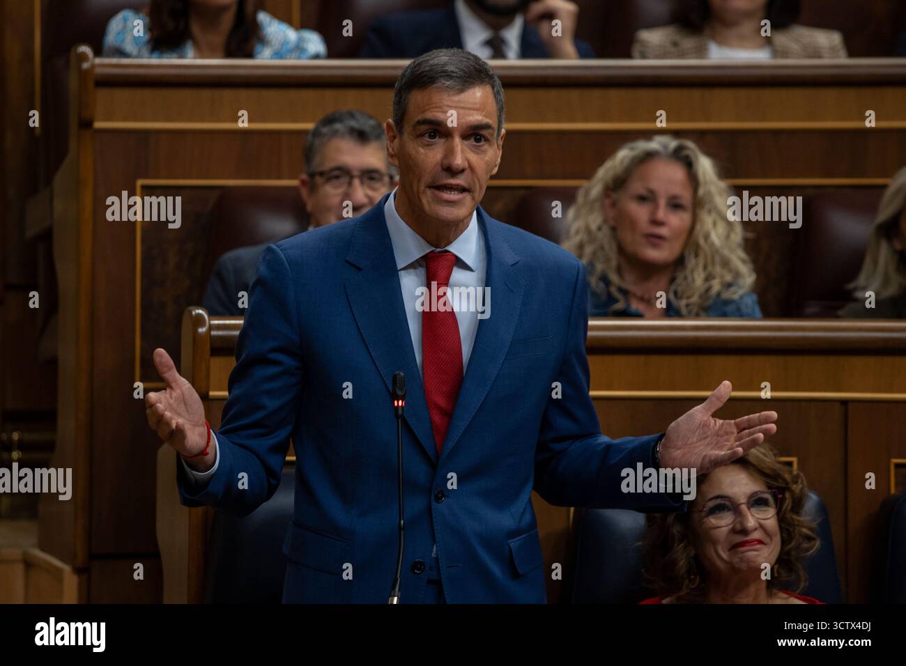 Madrid, Spanien. Oktober 2025. Pedro Sánchez, Präsident der spanischen Regierung, nimmt an der Plenartagung des Abgeordnetenkongresses Teil und beantwortet Fragen während der parlamentarischen Aufsichtssitzung der Regierung. Quelle: D. Canales Carvajal/Alamy Live News Stockfoto