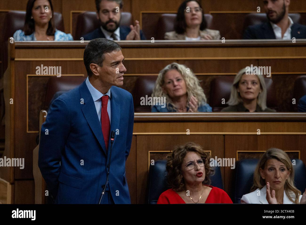 Madrid, Spanien. Oktober 2025. Pedro Sánchez, Präsident der spanischen Regierung, nimmt an der Plenartagung des Abgeordnetenkongresses Teil und beantwortet Fragen während der parlamentarischen Aufsichtssitzung der Regierung. Quelle: D. Canales Carvajal/Alamy Live News Stockfoto