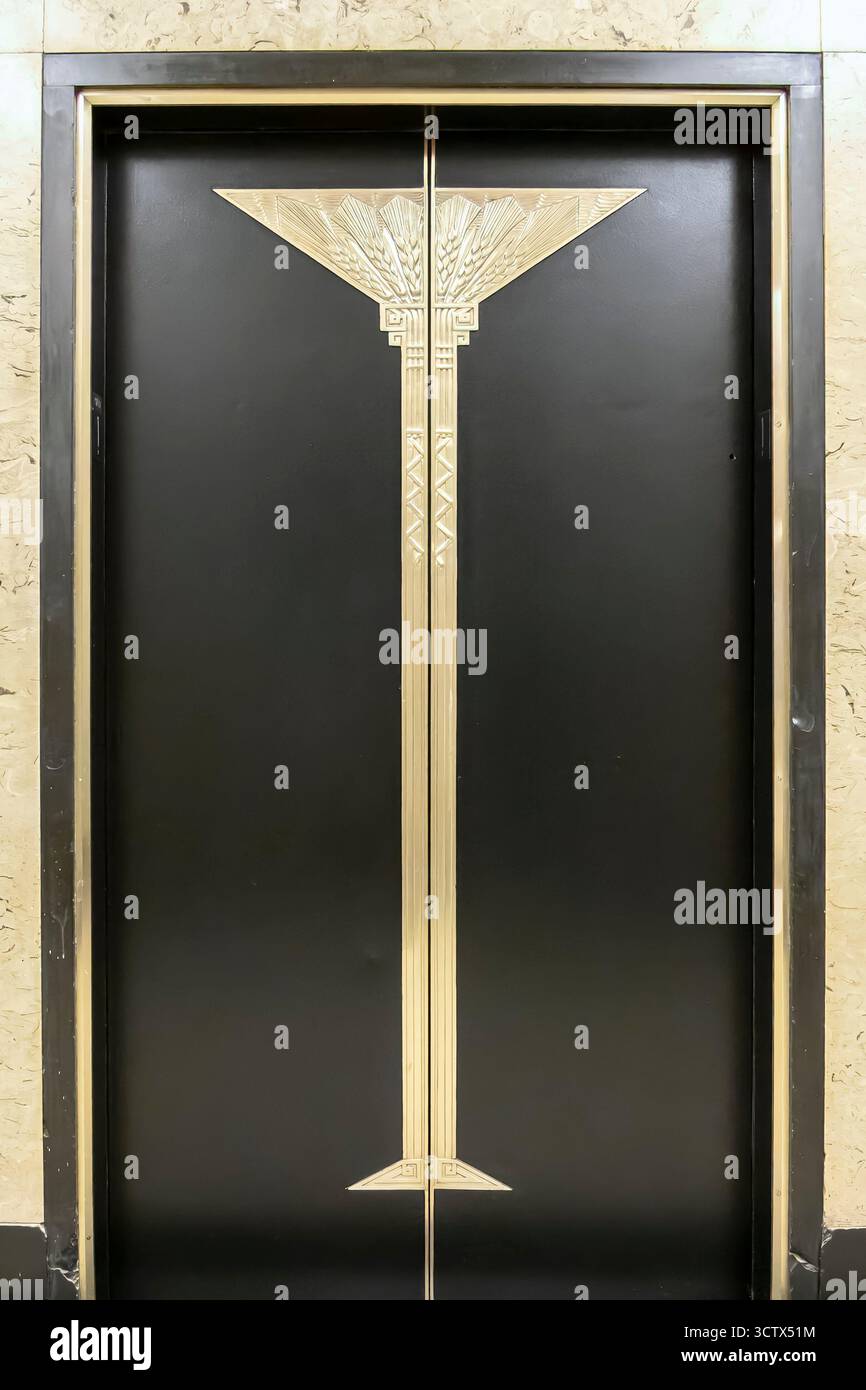 Eine Fahrstuhltür in der Lobby des Chicago Board of Trade Building Stockfoto