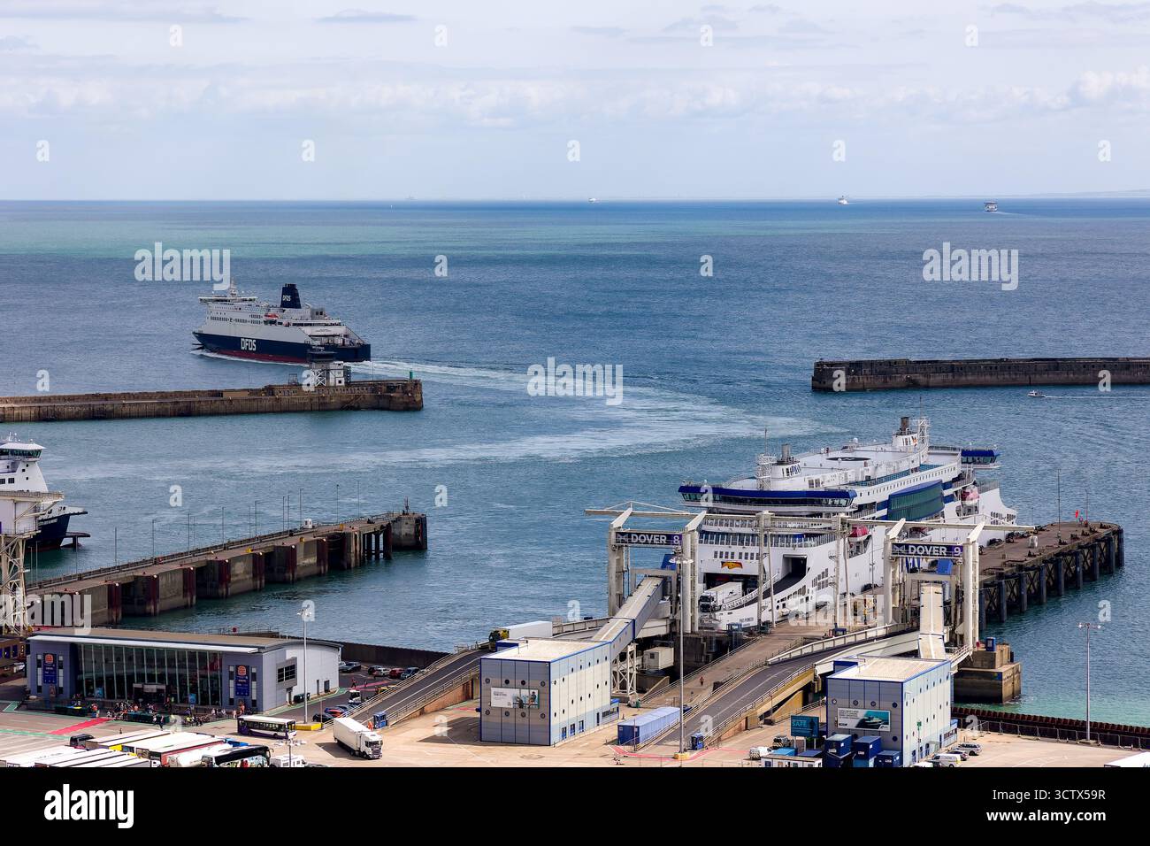 Verladung von Fähren und LKW im geschäftigen Hafen von Dover in Kent, England. Stockfoto