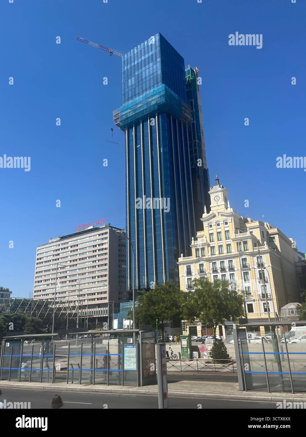 Blick auf Torre am Plaza de Colón Wolkenkratzer an der Plaza de Colón in Madrid, Spanien, an einem hellen, sonnigen Tag, umgeben von Stadtgebäuden und urbanem Leben. Stockfoto