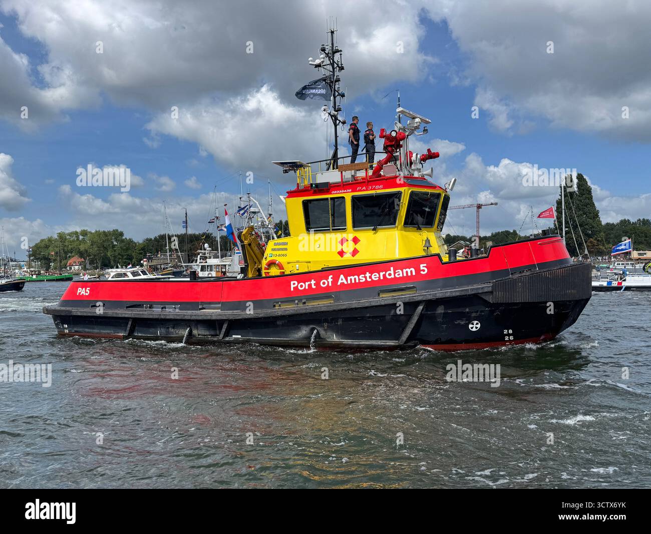 Amsterdam, Niederlande - 20. August 2025: Schiff der städtischen Hafenbehörde Amsterdam, Hafen von Amsterdam P5. Stockfoto