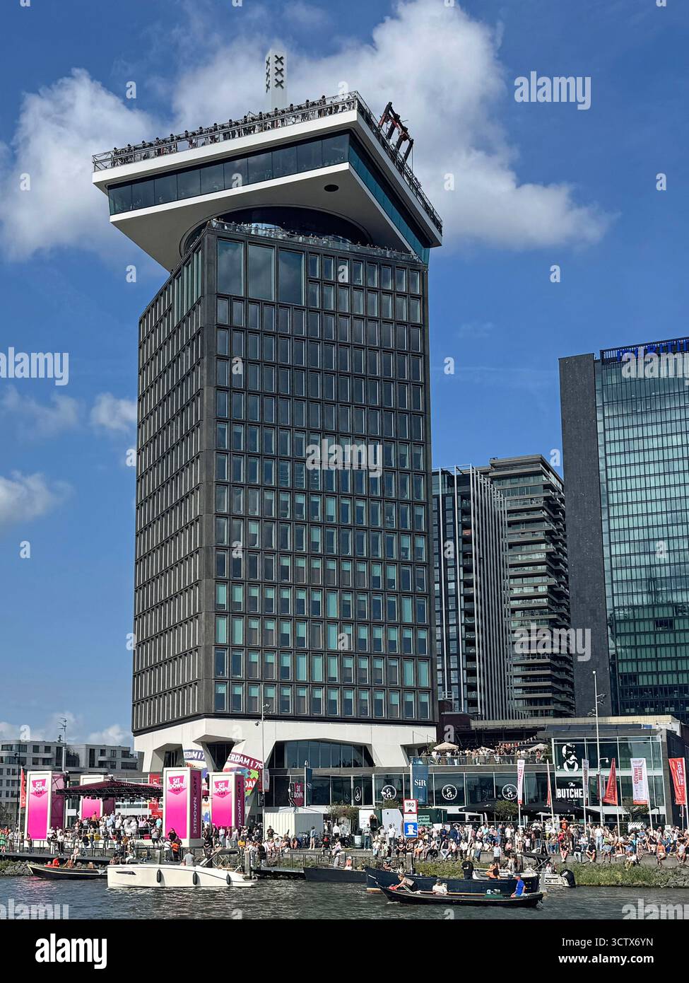 Amsterdam, Niederlande - 20. August 2025: Der A’DAM-Turm am Ufer des IJ in Amsterdam-Noord. Stockfoto