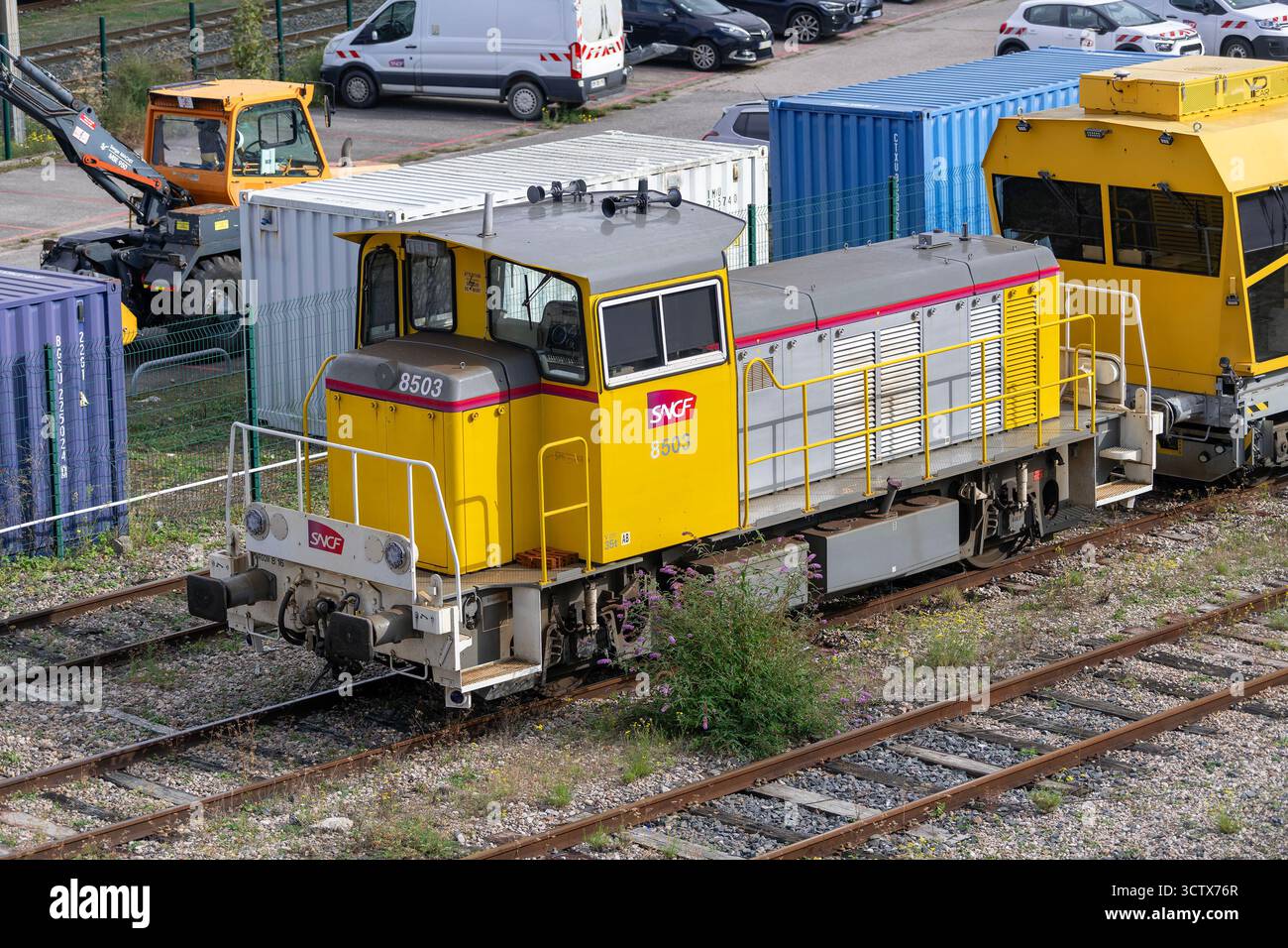 Nancy, Frankreich - Blick auf einen gelb-grauen Diesel-Shunter Y 8400 am Bahnhof Nancy. Stockfoto