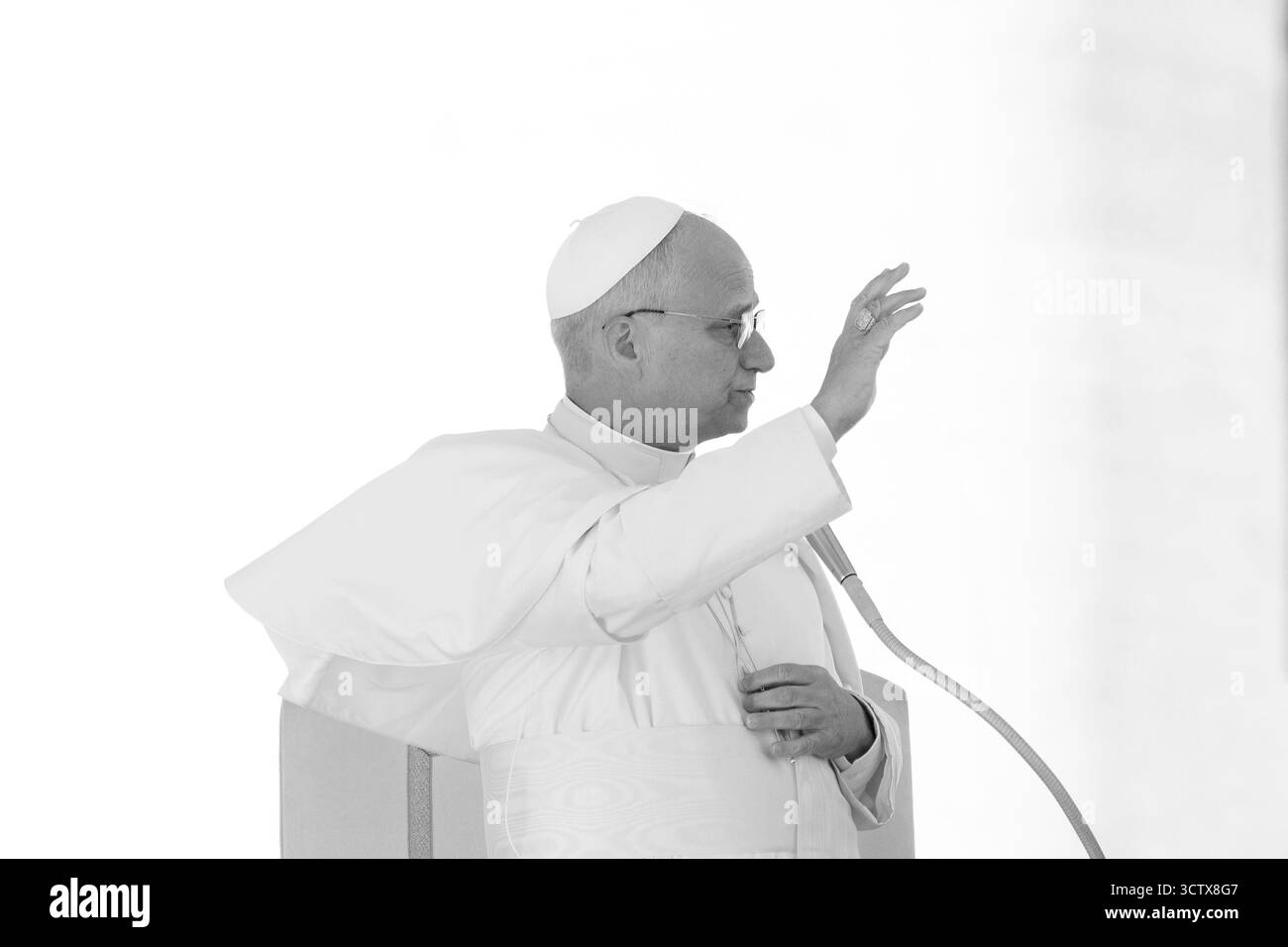 Vatikan, Vatikan. Oktober 2025. **NO LIBRI** Italien, Rom, Vatikan, 2025/10/8 Papst Leo XIV. Während der wöchentlichen Generalaudienz auf dem Petersplatz im Vatikan Foto von ALESSIA GIULIANI /Catholic Press Photo Credit: Independent Photo Agency/Alamy Live News Stockfoto
