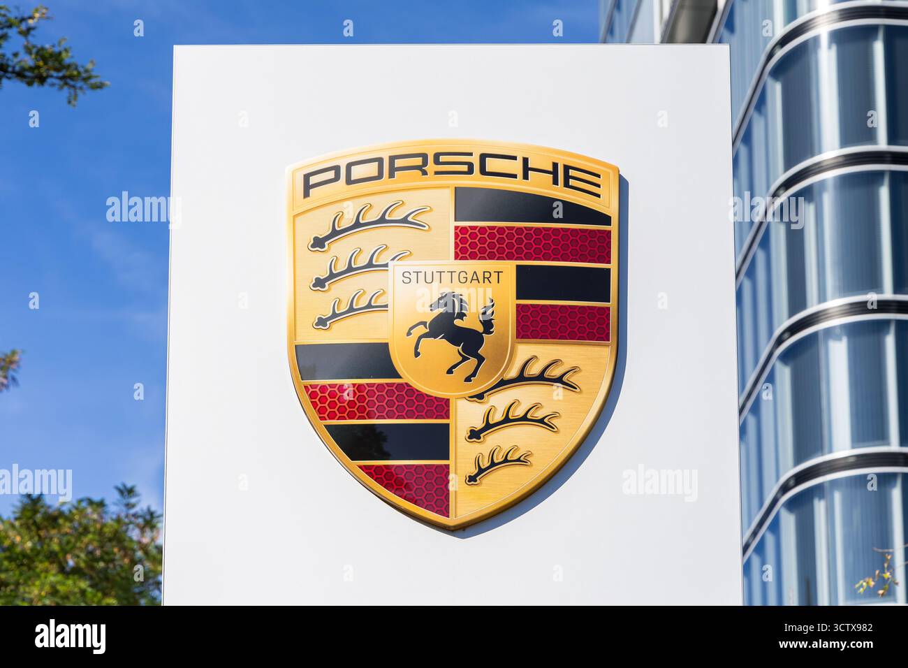 Stuttgart, Deutschland - 20. September 2025: Porsche-Logo im Autohaus Pragsattel in Stuttgart. Stockfoto