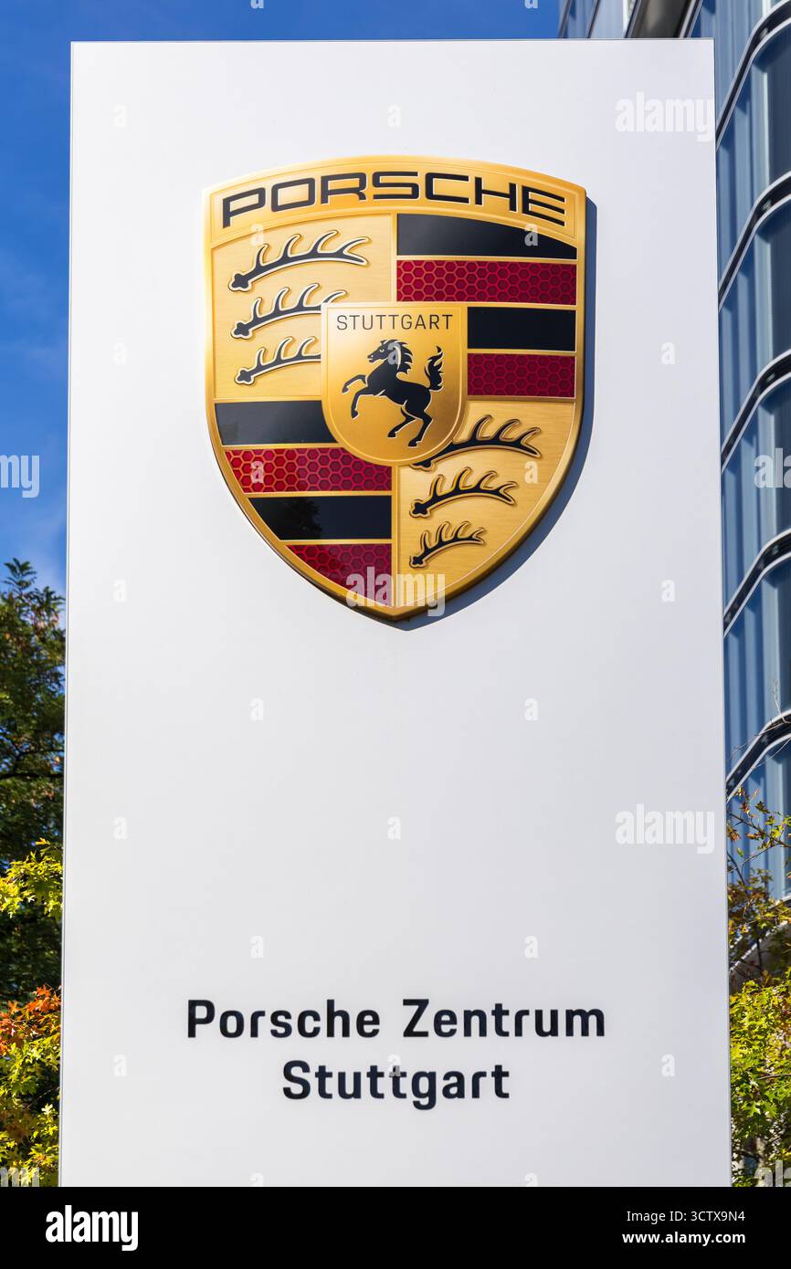 Stuttgart, Deutschland - 20. September 2025: Porsche-Logo im Autohaus Pragsattel in Stuttgart. Stockfoto