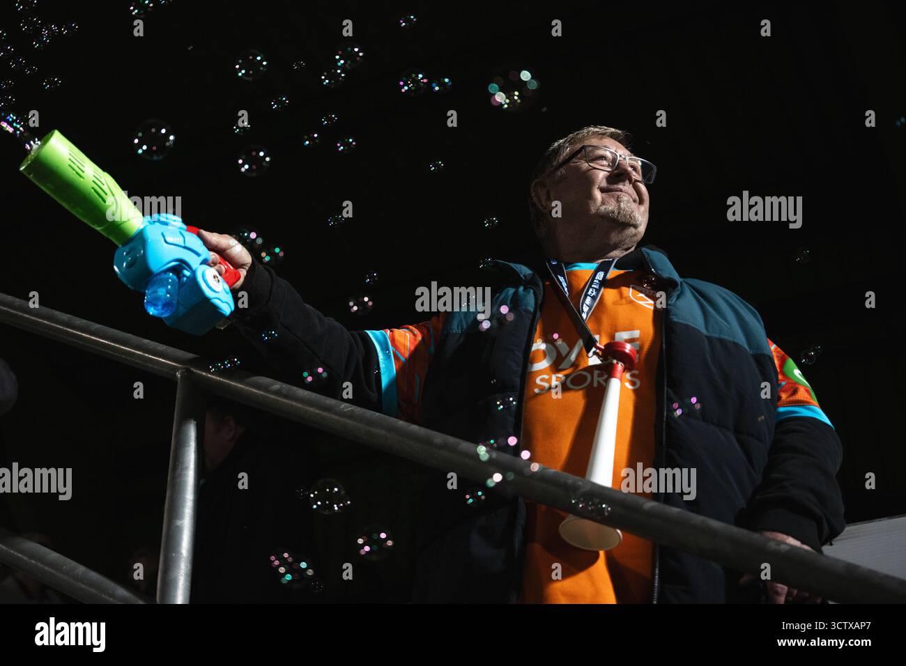 London, Großbritannien. Oktober 2025. Chigwell, Eangland, 08. Oktober 2025: Ein West Ham United Women fsn feiert den Sieg seines Teams mit einer Luftblasenmaschine nach dem Spiel zwischen West Ham United Women und Brighton & Hove Albion Women im Subway Women's League Cup (Gruppe C, Spieltag 2) im Chigwell Construction Stadium, London, England am 8. Oktober 2025. (Yaroslav Dunka/SPP) Credit: SPP Sport Press Photo. /Alamy Live News Stockfoto