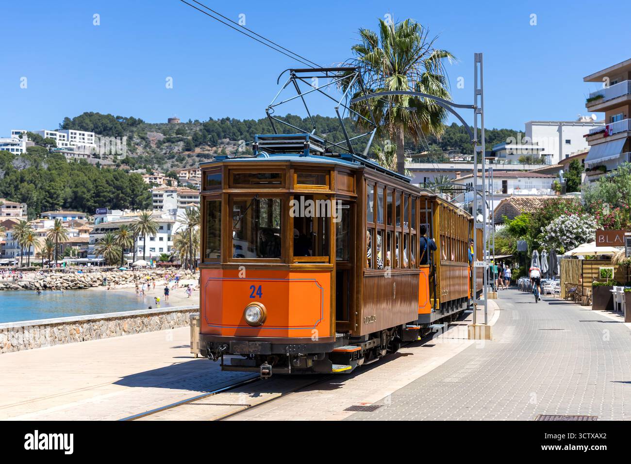 Port de Soller, Spanien - 25. Mai 2025: Alte Straßenbahn Tranvia de Soller öffentliche Verkehrsmittel auf Mallorca Insel in Port de Soller, Spa Stockfoto