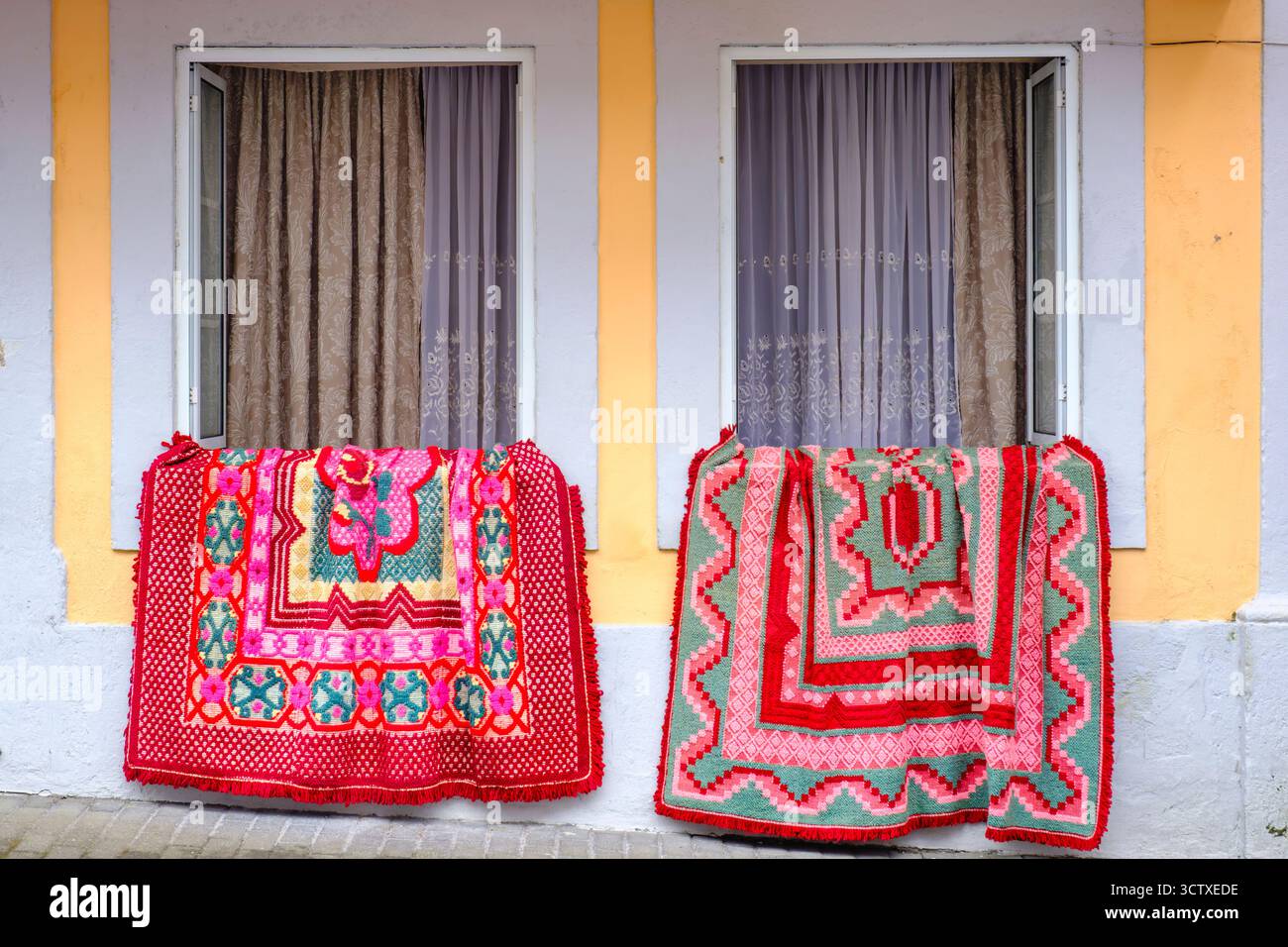 Fenster mit Decken dekoriert, Steppdecken für die Heiligen Geister Festivals, Dorf Ribeirinha, Insel Terceira, Azoren, Portugal Stockfoto
