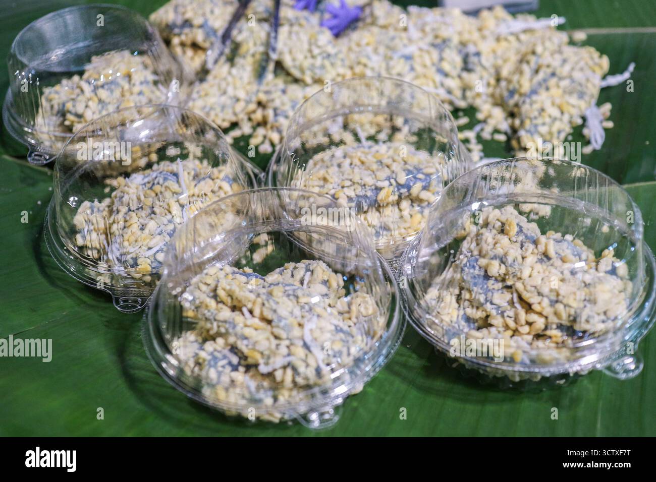 Kanom Tua Paep (Mung Bean Dumpling), natürlich mit Butterfly Pea getönt. Beliebte thailändische Streetfood süß, bereit zum Kauf. Stockfoto