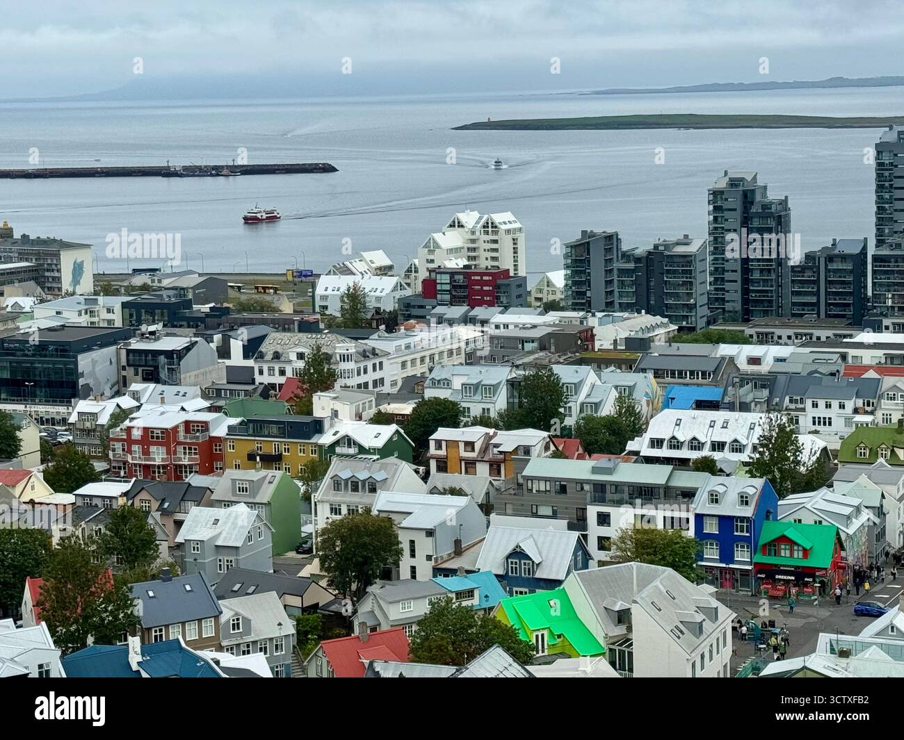 Aus der Vogelperspektive über Reykjavik, vom Hallgrimskirkja Kirchturm. Stockfoto