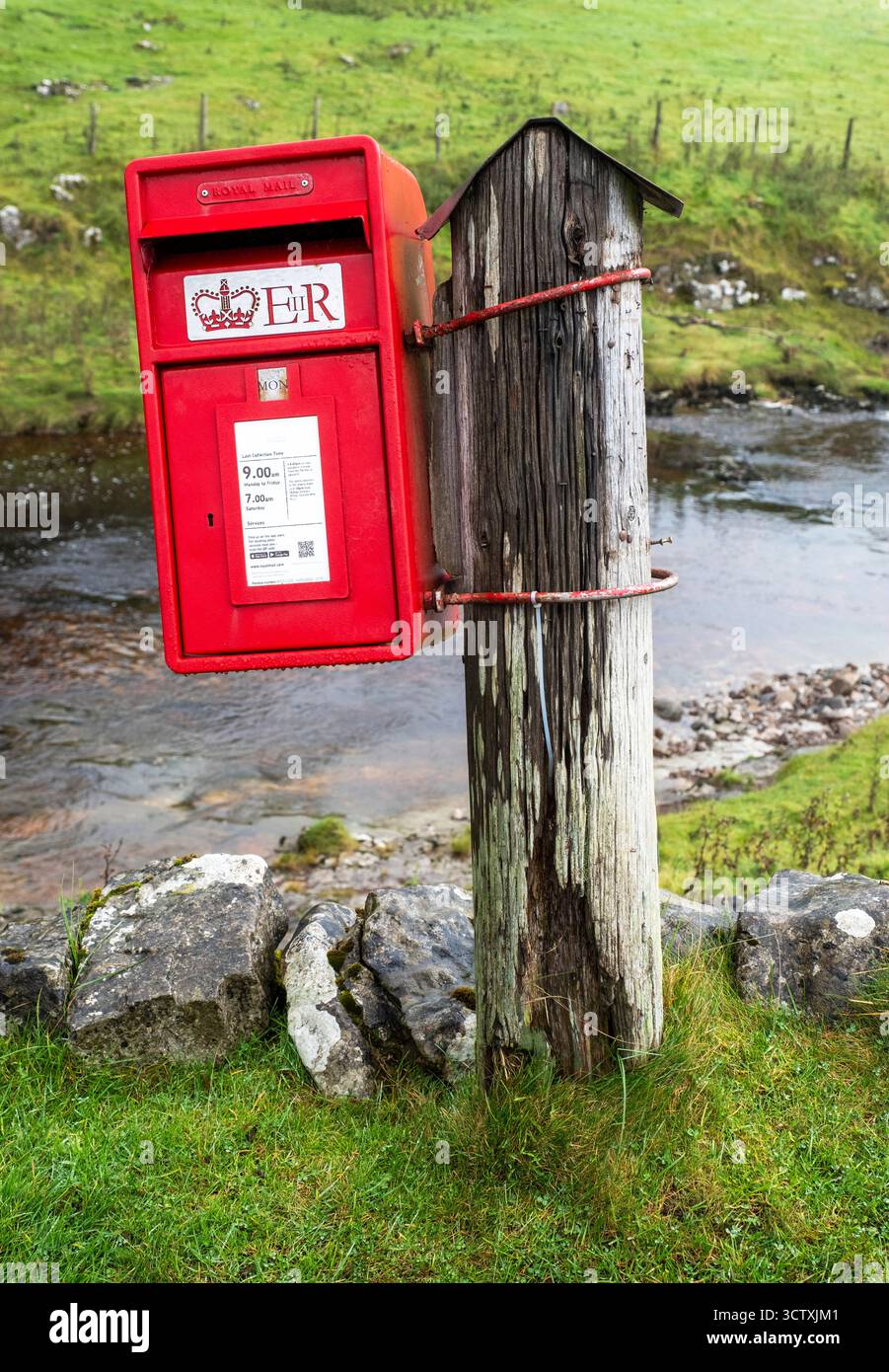 Royal Mail Postkasten auf einem Pfosten montiert, Upper Wharfedale, North Yorkshire, England Stockfoto