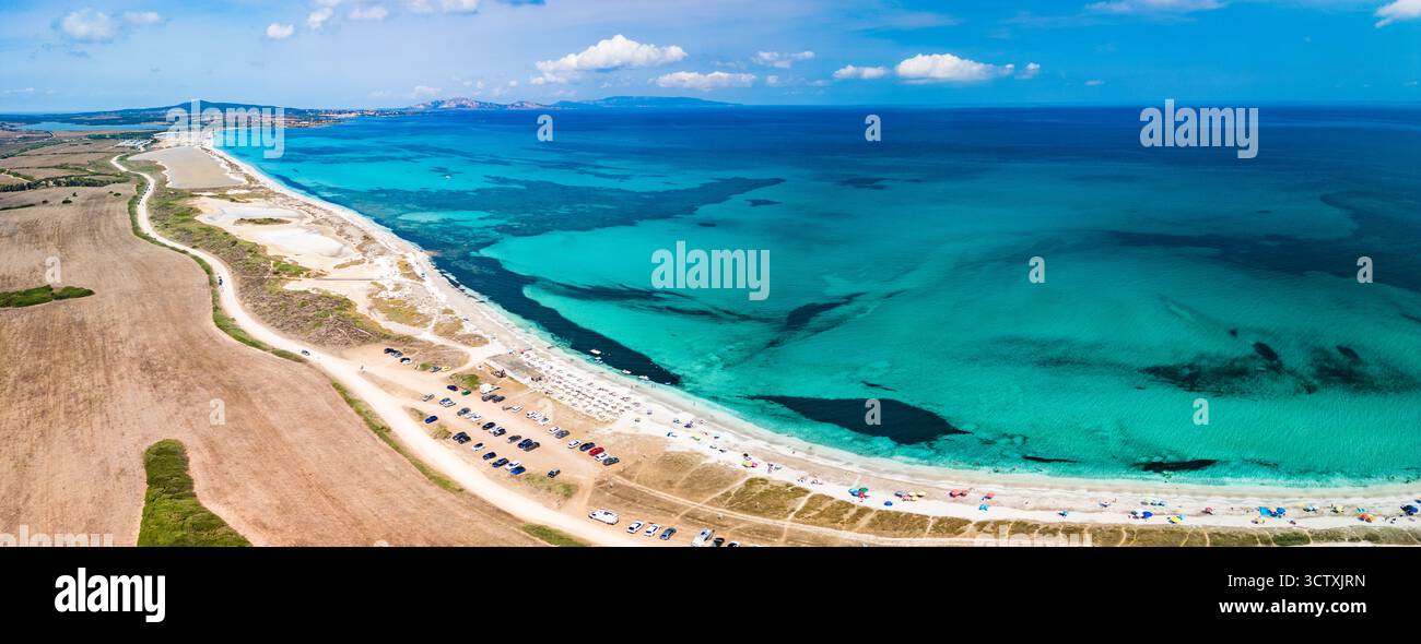 Blick von der Drohne auf den Strand von Pazzona und die Salzlagune im Norden Sardiniens, sonniger Tag Stockfoto