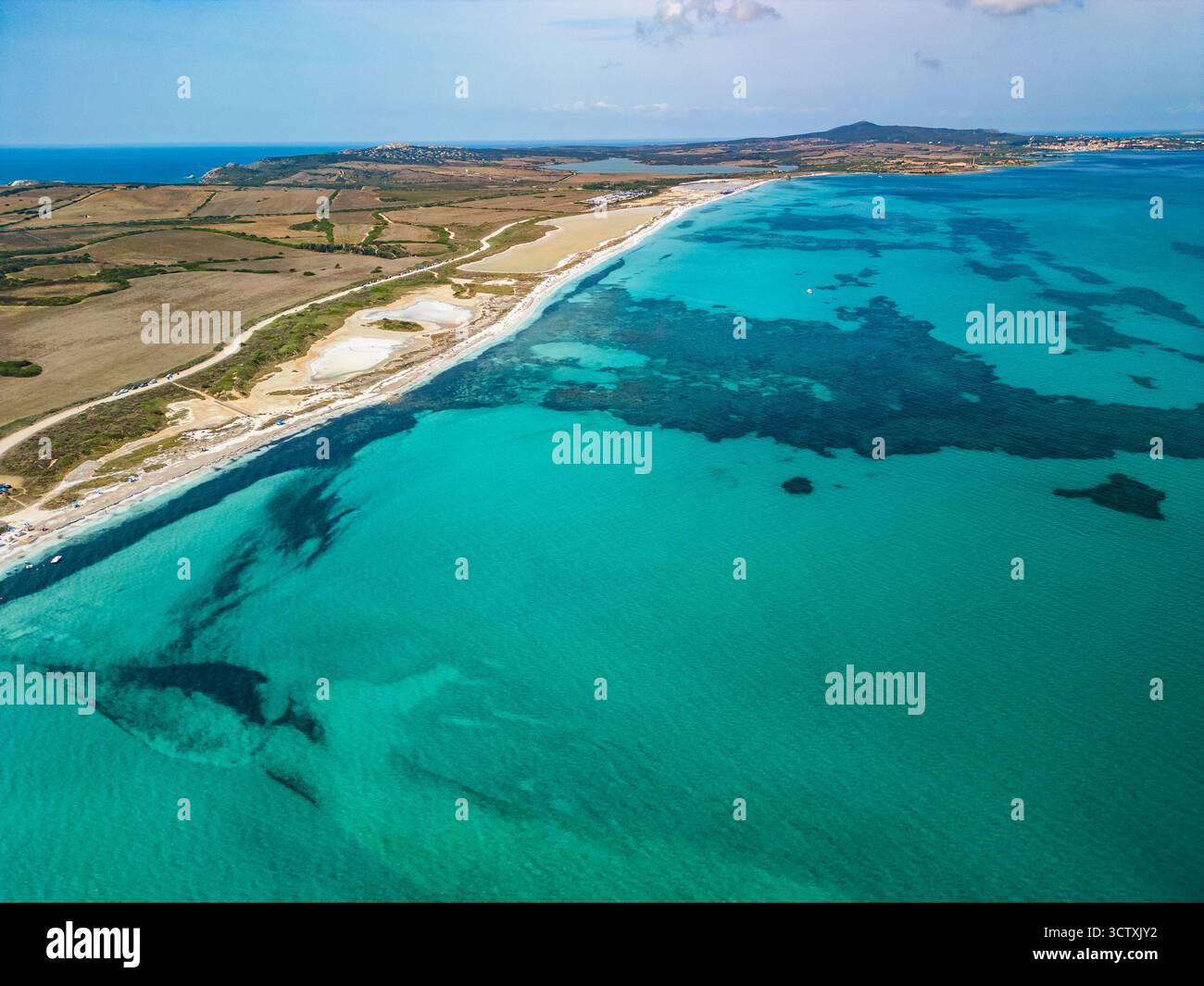 Blick von der Drohne auf den Strand von Pazzona und die Salzlagune im Norden Sardiniens, sonniger Tag Stockfoto