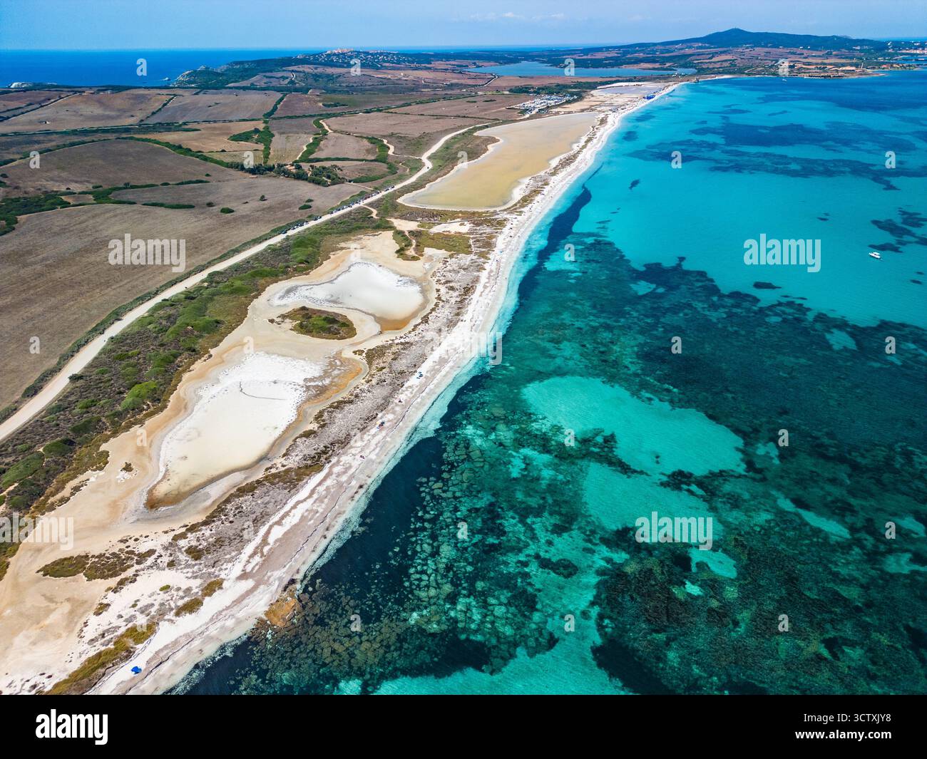 Blick von der Drohne auf den Strand von Pazzona und die Salzlagune im Norden Sardiniens, sonniger Tag Stockfoto