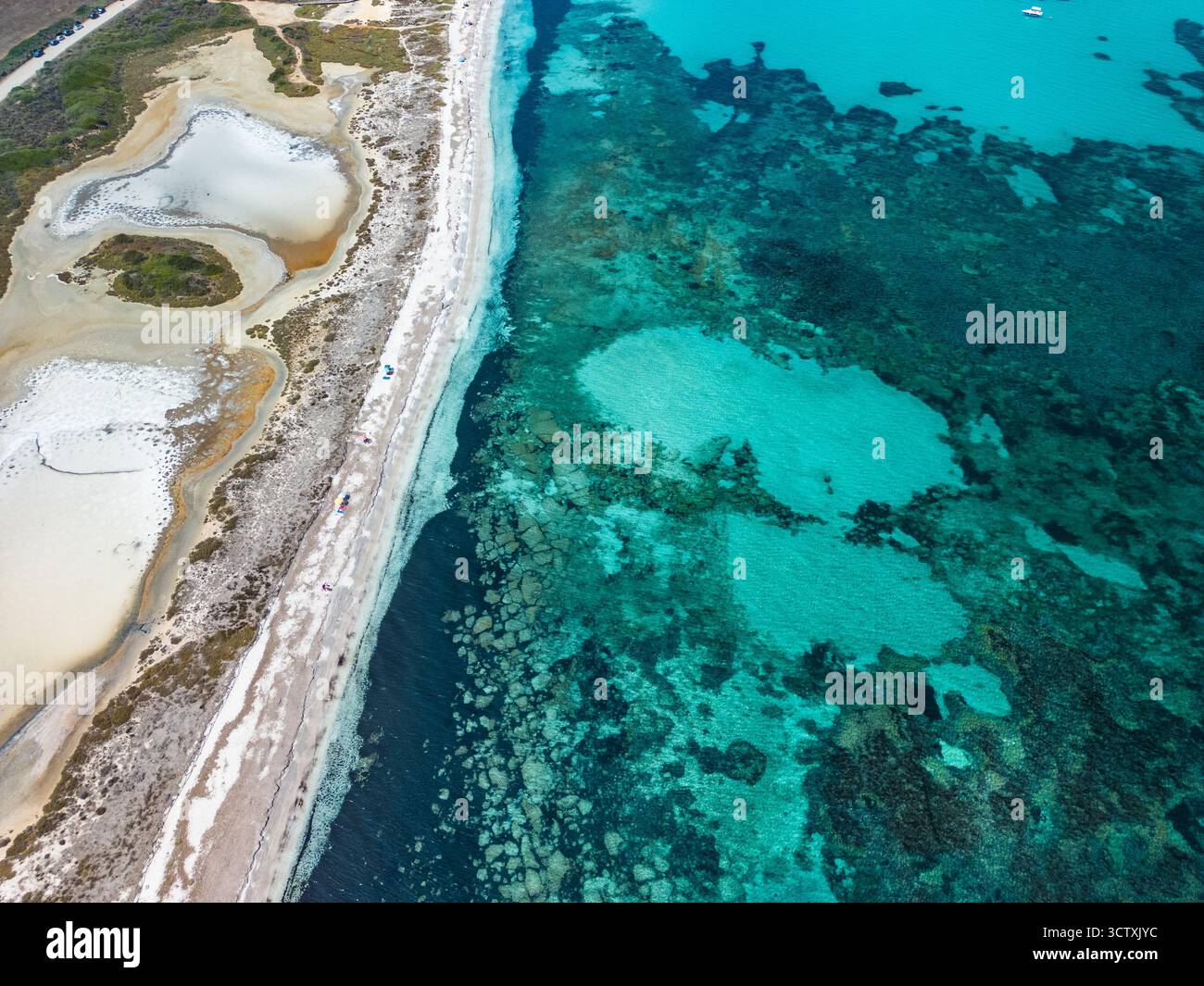 Blick von der Drohne auf den Strand von Pazzona und die Salzlagune im Norden Sardiniens, sonniger Tag Stockfoto