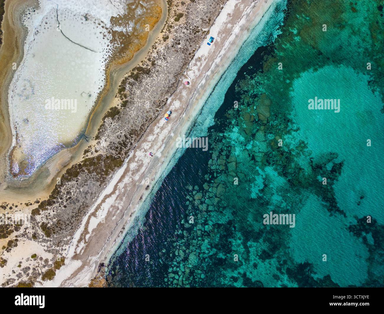Blick von der Drohne auf den Strand von Pazzona und die Salzlagune im Norden Sardiniens, sonniger Tag Stockfoto