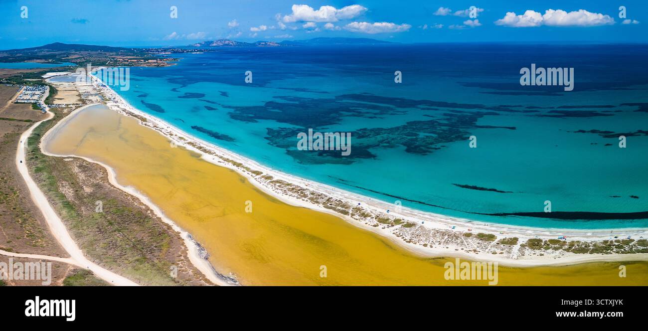 Blick von der Drohne auf den Strand von Pazzona und die Salzlagune im Norden Sardiniens, sonniger Tag Stockfoto