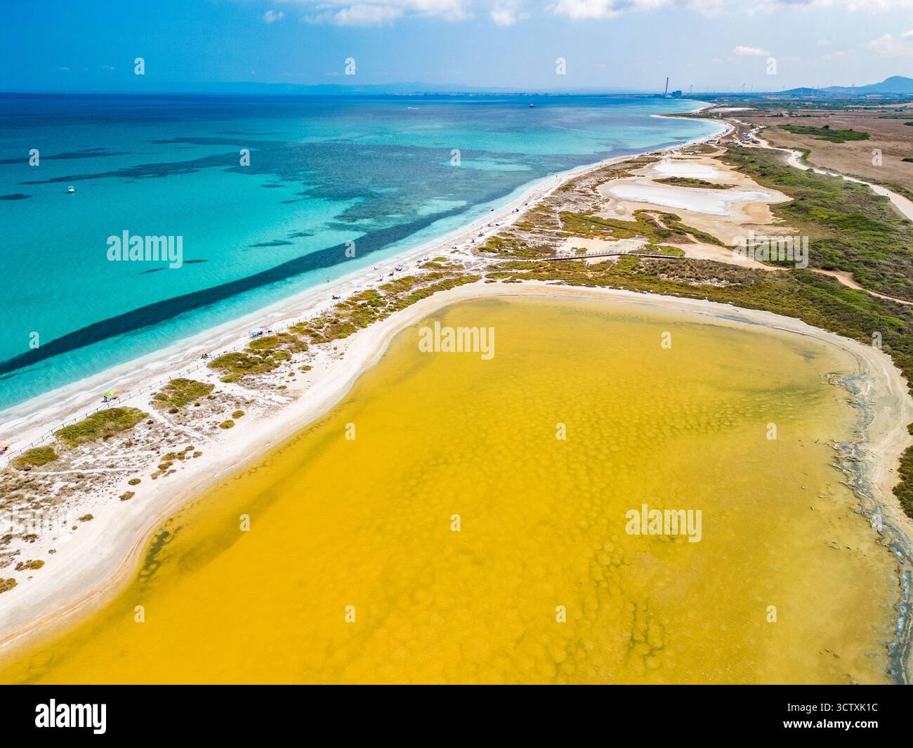 Blick von der Drohne auf den Strand von Pazzona und die Salzlagune im Norden Sardiniens, sonniger Tag Stockfoto