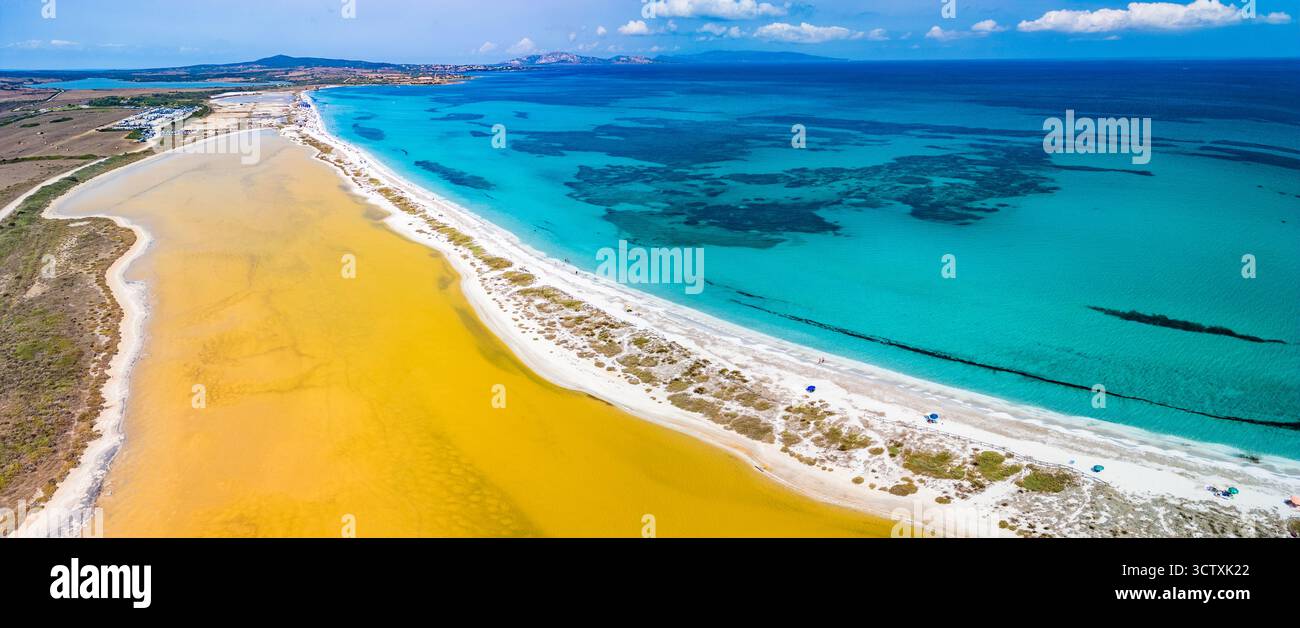 Blick von der Drohne auf den Strand von Pazzona und die Salzlagune im Norden Sardiniens, sonniger Tag Stockfoto