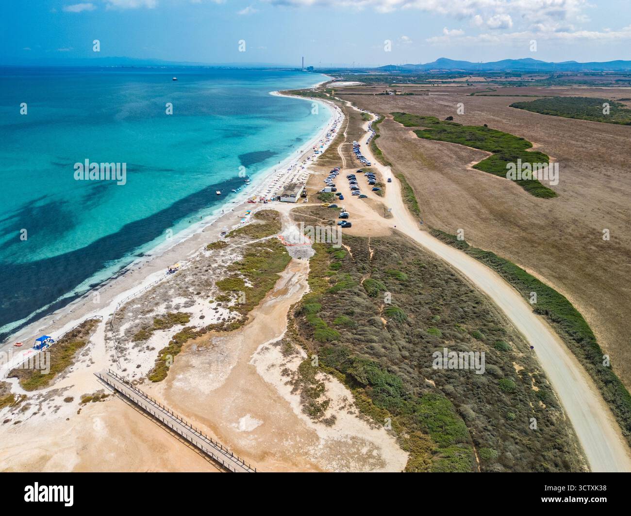 Blick von der Drohne auf den Strand von Pazzona und die Salzlagune im Norden Sardiniens, sonniger Tag Stockfoto