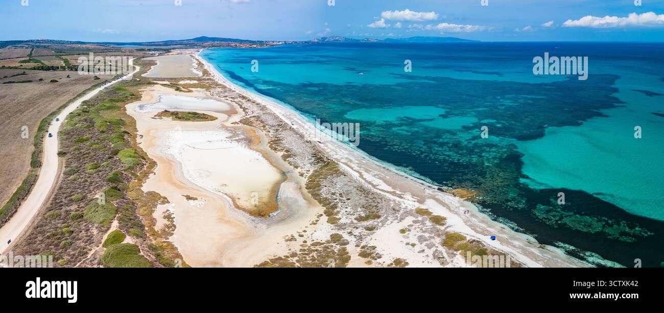 Blick von der Drohne auf den Strand von Pazzona und die Salzlagune im Norden Sardiniens, sonniger Tag Stockfoto