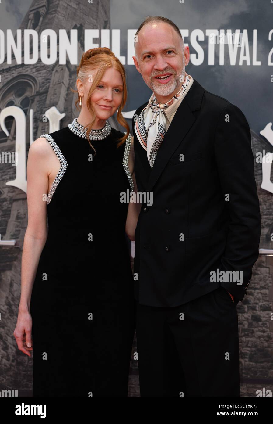 London, Großbritannien. Oktober 2025. Katie Chastain und Nathan Johnson nahmen an der Premiere von Wake Up Dead man A Knives Out Story teil, der Eröffnungsnacht des BFI London Film Festivals in der Royal Festival Hall. Quelle: Doug Peters/EMPICS/Alamy Live News Stockfoto
