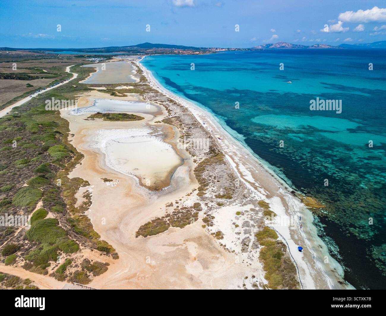 Blick von der Drohne auf den Strand von Pazzona und die Salzlagune im Norden Sardiniens, sonniger Tag Stockfoto