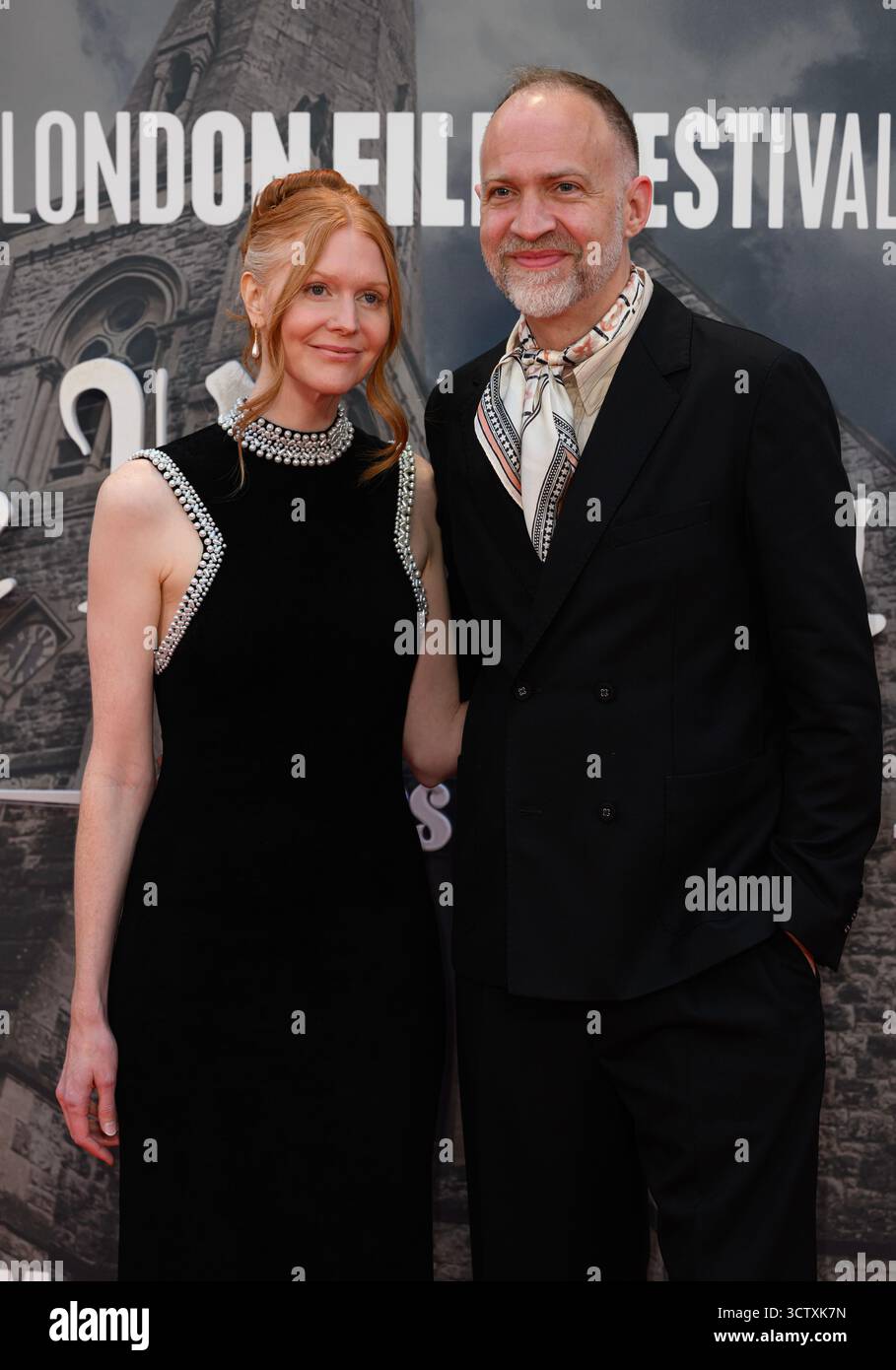 London, Großbritannien. Oktober 2025. Katie Chastain und Nathan Johnson nahmen an der Premiere von Wake Up Dead man A Knives Out Story teil, der Eröffnungsnacht des BFI London Film Festivals in der Royal Festival Hall. Quelle: Doug Peters/EMPICS/Alamy Live News Stockfoto