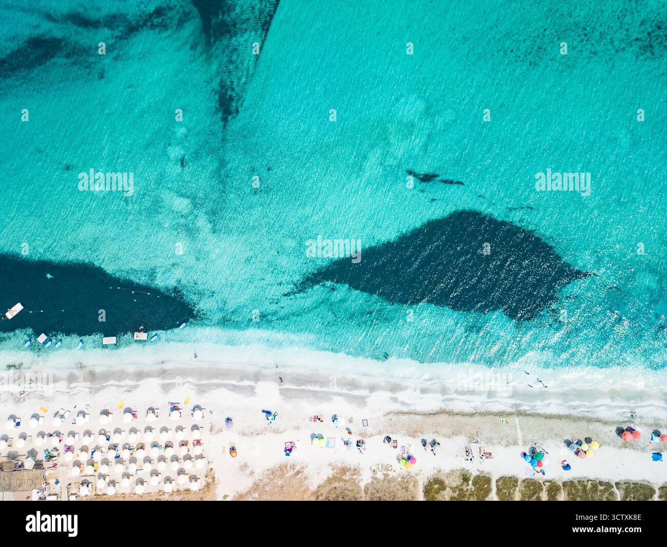 Blick von der Drohne auf den Strand von Pazzona und die Salzlagune im Norden Sardiniens, sonniger Tag Stockfoto