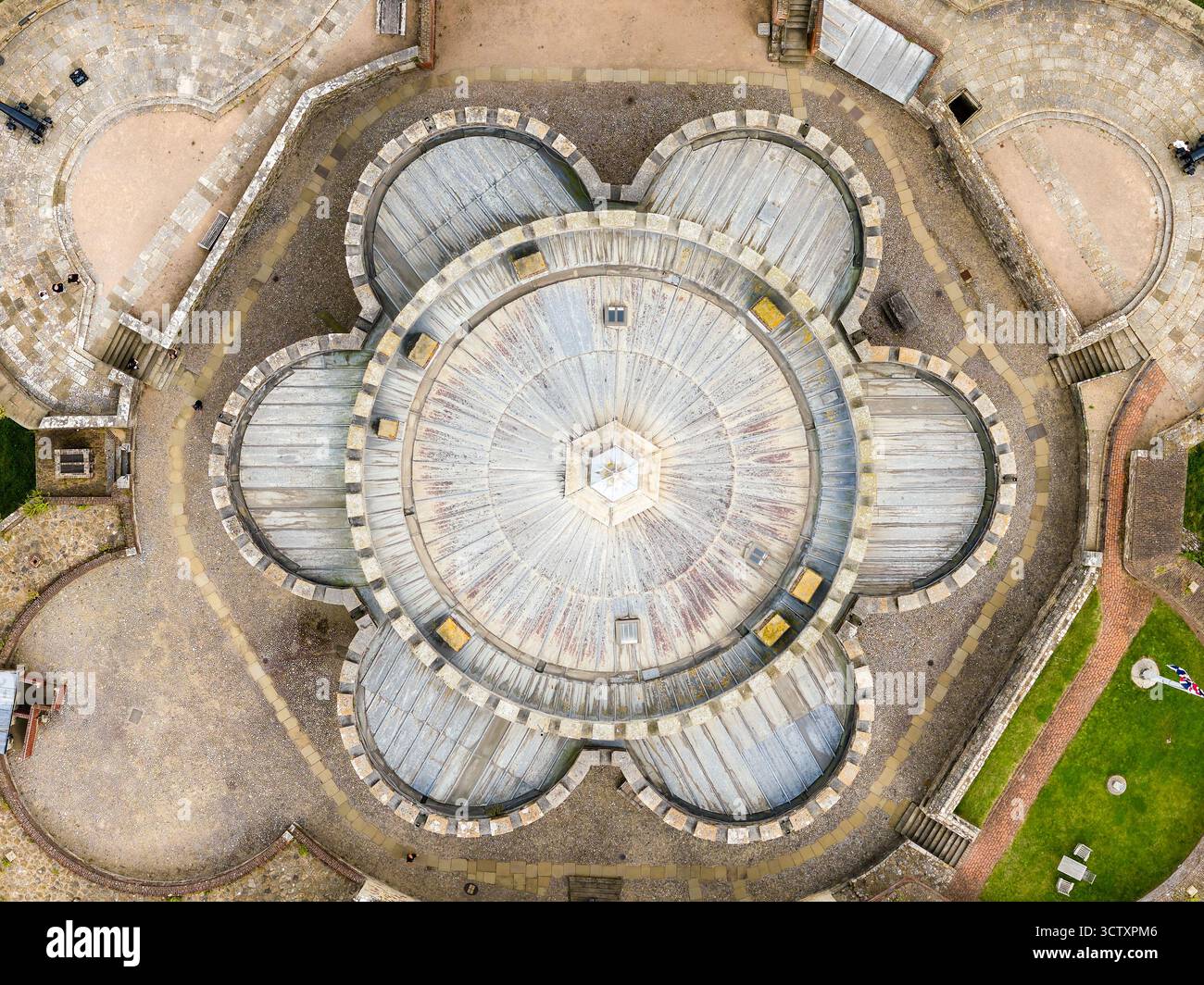 Von oben nach unten geöffnete Drohnenansicht des symmetrischen Kleeblatt-Designs von Deal Castle in Kent Stockfoto