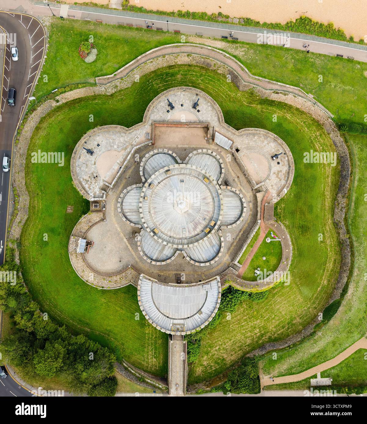 Von oben nach unten geöffnete Drohnenansicht der symmetrischen Kleeblattform von Deal Castle in Kent Stockfoto