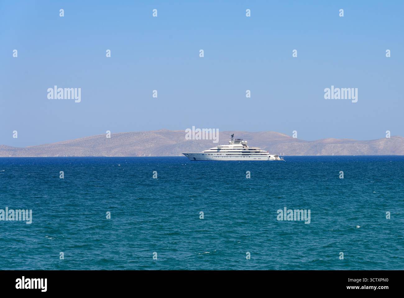 Heraklion, Kreta, Griechenland, 20. August. 2025. Mega Yacht Opera im Besitz von Scheich Abdullah bin Zayed Al Nahyan, Abu Dhabi Royal Family, vor dem Mittelmeer vor Anker Stockfoto