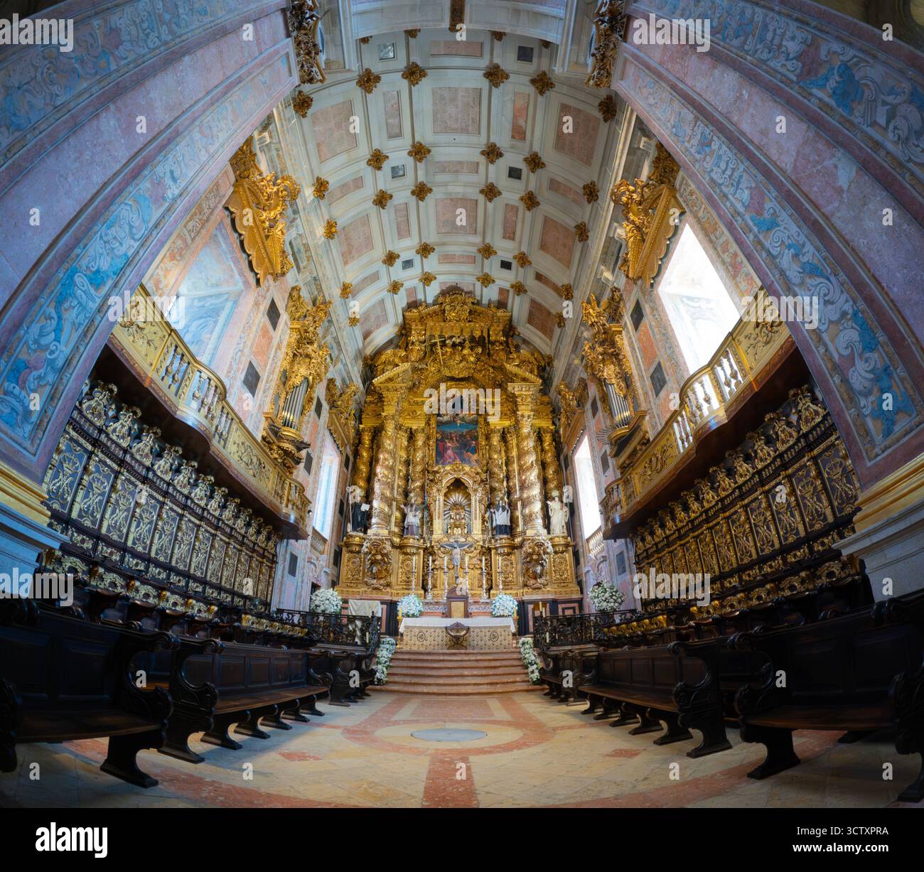 Porto, Portugal; 12. August 2025: Innenraum der historischen San Francisco Kirche in Porto mit reich verziertem Barockaltar und vergoldetem Holz Stockfoto