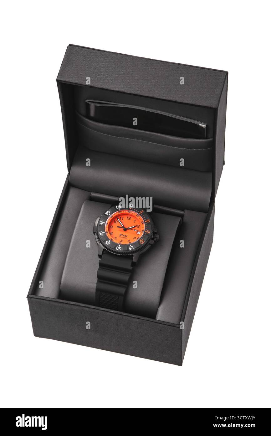 Taucheruhr mit orangefarbenem Zifferblatt und schwarzem Silikonarmband in einer offenen schwarzen Geschenkbox. Stockfoto