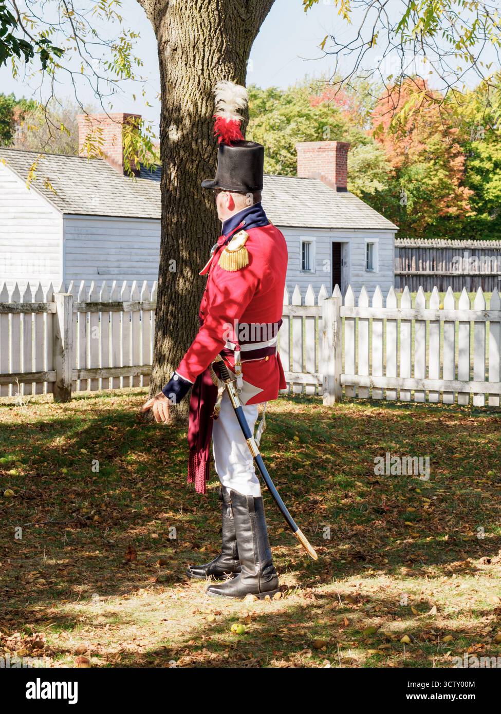 Ein Mitarbeiter/Schauspieler von Parks Canada erklärt die Geschichte von Fort George, Niagara-on-the-Lake, Ontario, Kanada Stockfoto