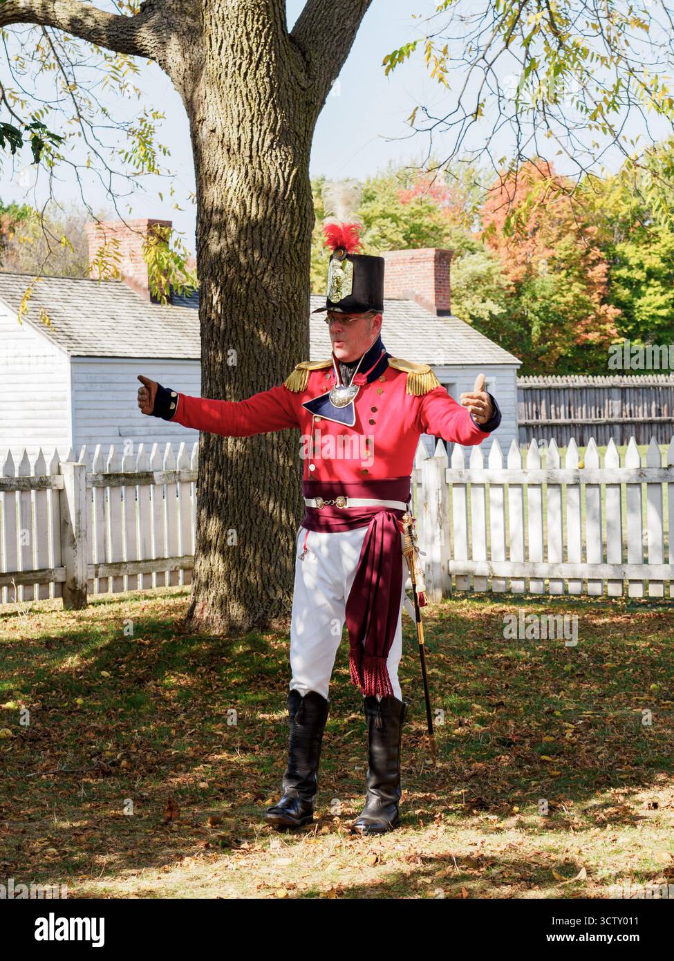Ein Mitarbeiter/Schauspieler von Parks Canada erklärt die Geschichte von Fort George, Niagara-on-the-Lake, Ontario, Kanada Stockfoto