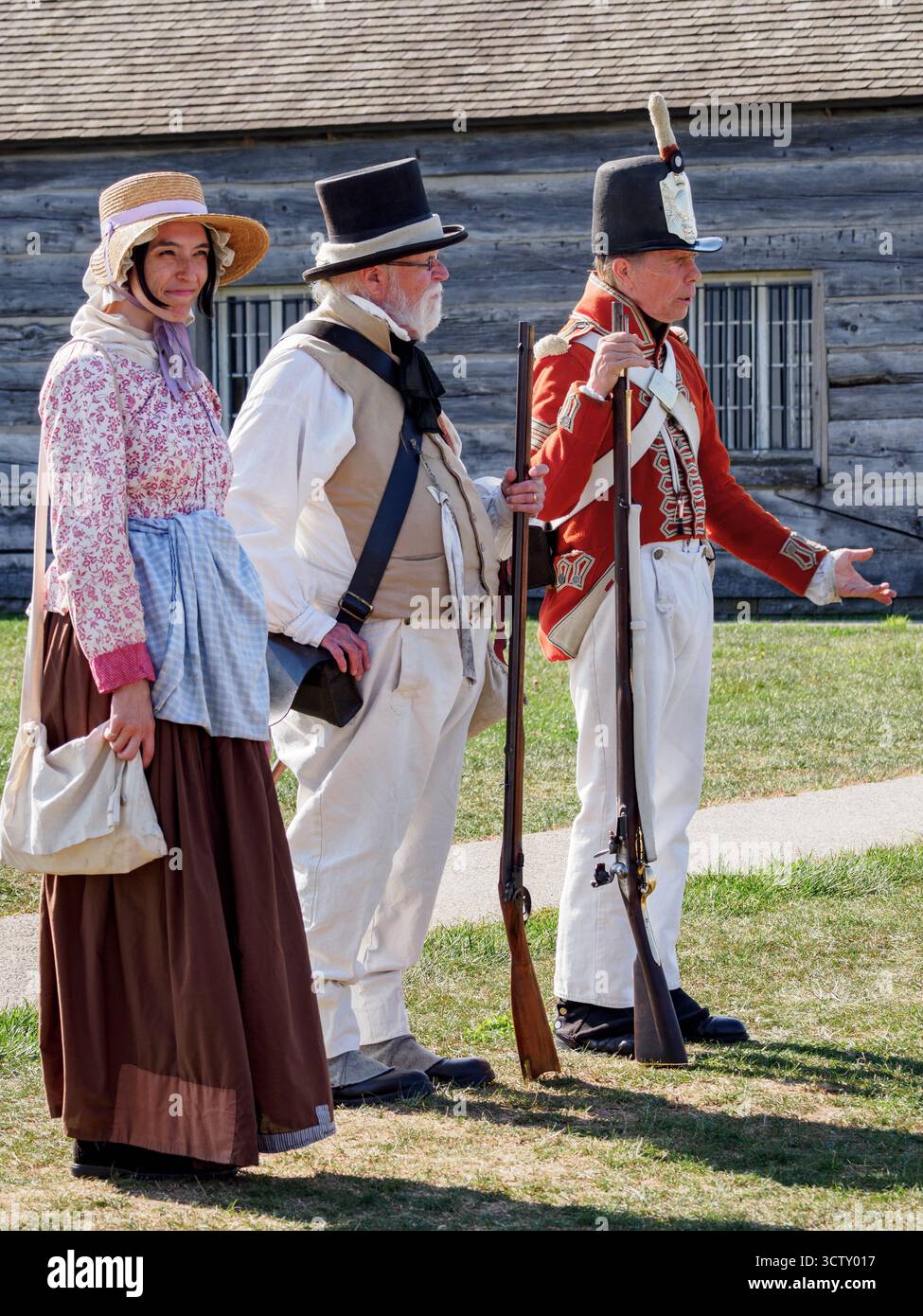Ein Angestellter/Schauspieler von Parks Canada, der das Gewehr demonstriert. Fort George, Niagara-on-the-Lake, Ontario, Kanada Stockfoto