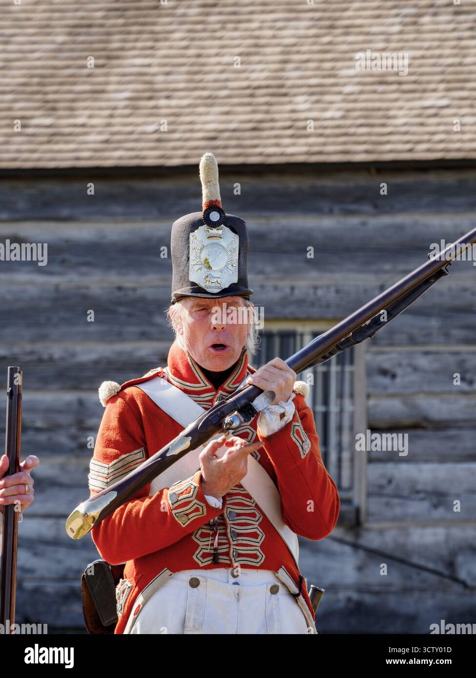 Ein Angestellter/Schauspieler von Parks Canada, der das Gewehr demonstriert. Fort George, Niagara-on-the-Lake, Ontario, Kanada Stockfoto