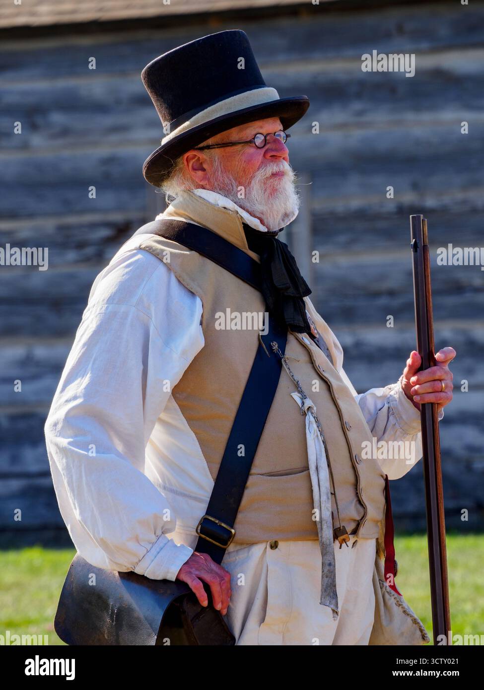 Ein Angestellter/Schauspieler von Parks Canada, der das Gewehr demonstriert. Fort George, Niagara-on-the-Lake, Ontario, Kanada Stockfoto