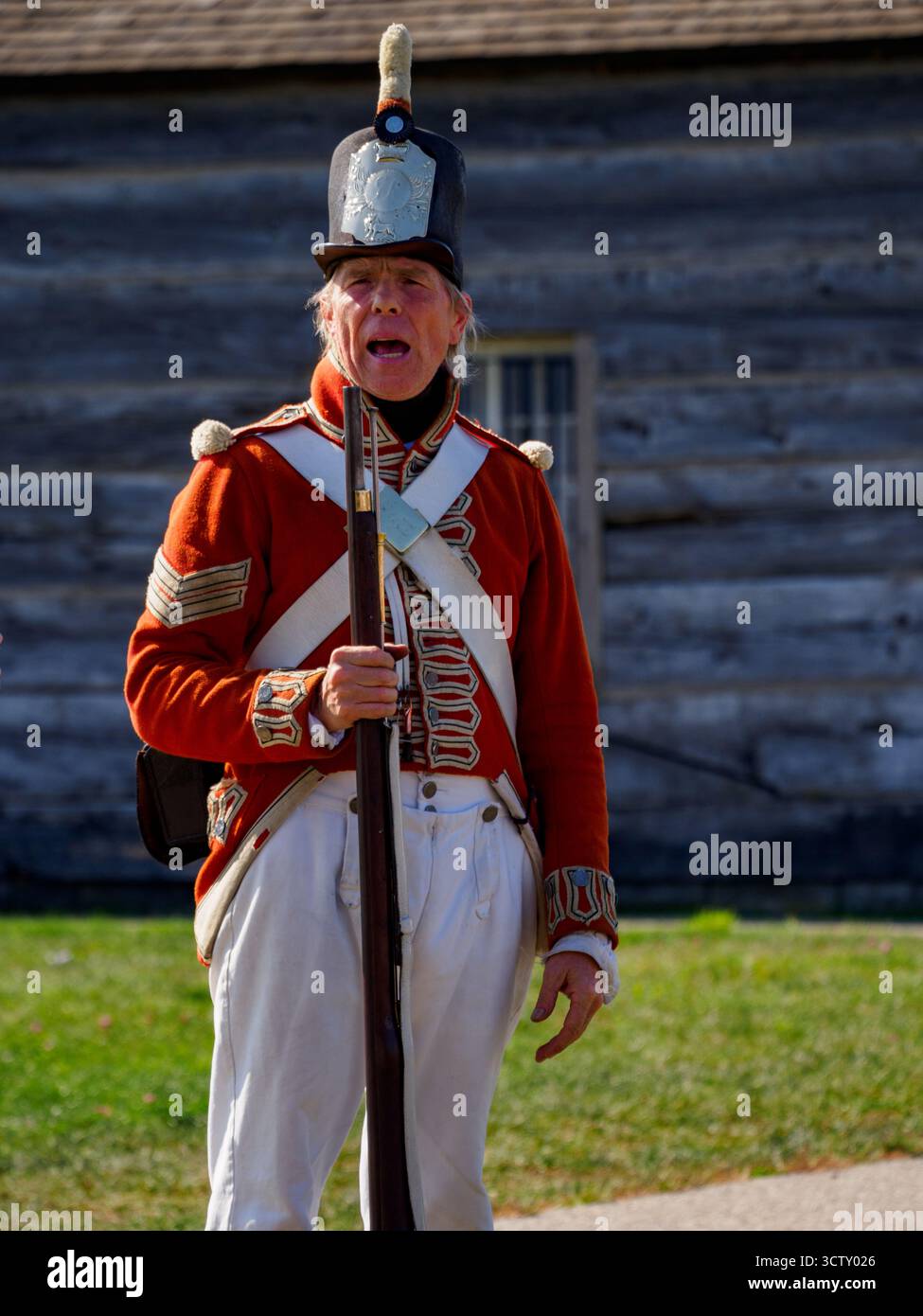 Ein Angestellter/Schauspieler von Parks Canada, der das Gewehr demonstriert. Fort George, Niagara-on-the-Lake, Ontario, Kanada Stockfoto