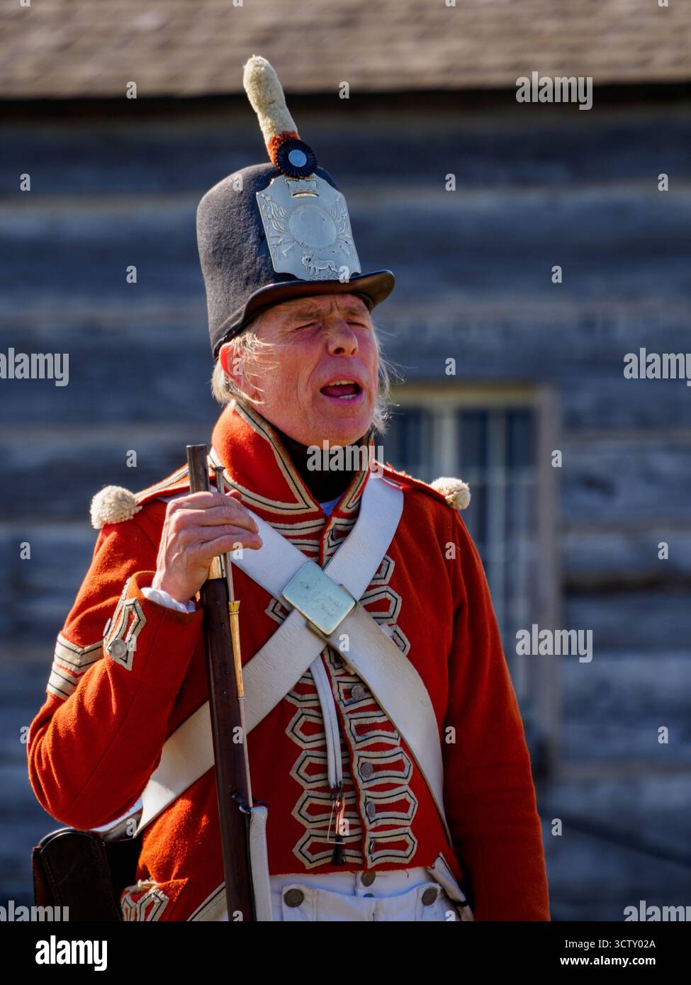 Ein Angestellter/Schauspieler von Parks Canada, der das Gewehr demonstriert. Fort George, Niagara-on-the-Lake, Ontario, Kanada Stockfoto