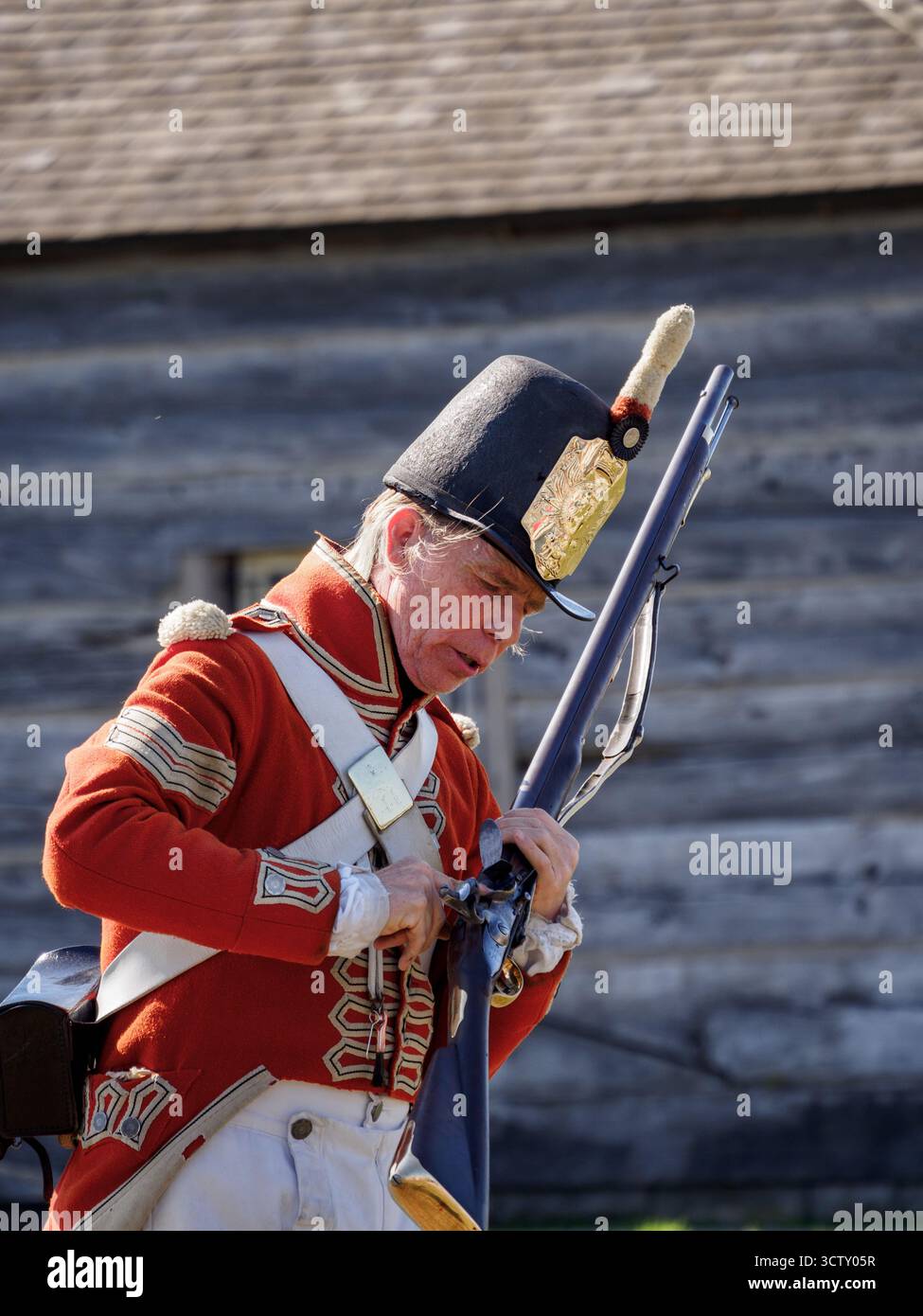 Ein Angestellter/Schauspieler von Parks Canada, der das Gewehr demonstriert. Fort George, Niagara-on-the-Lake, Ontario, Kanada Stockfoto