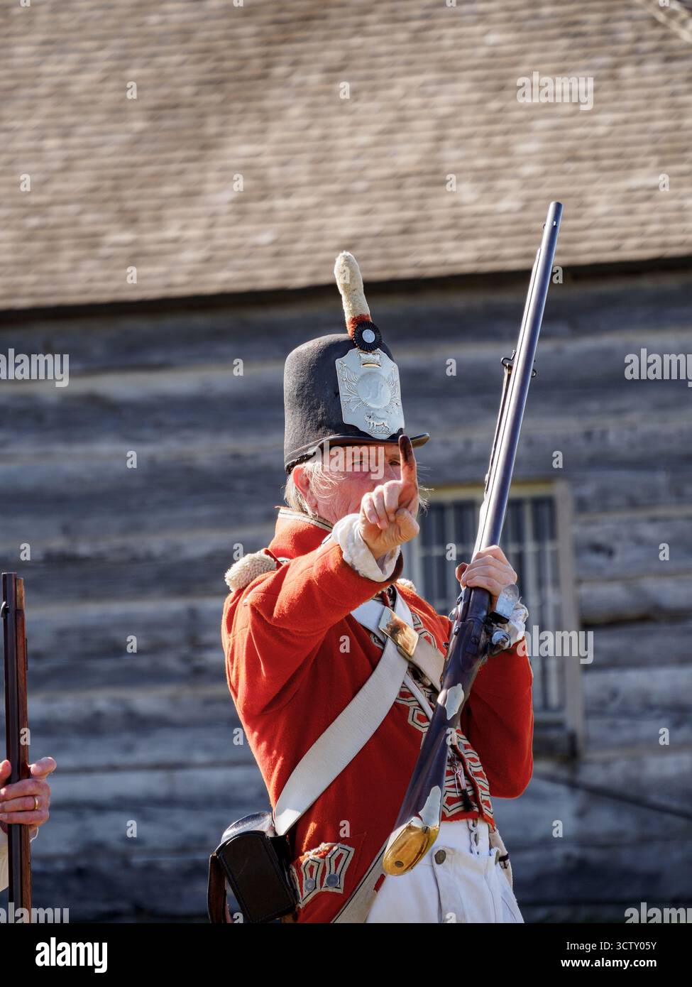 Ein Angestellter/Schauspieler von Parks Canada, der das Gewehr demonstriert. Fort George, Niagara-on-the-Lake, Ontario, Kanada Stockfoto
