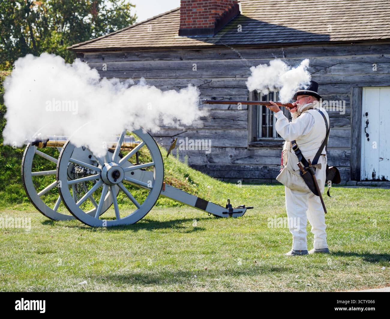 Ein Angestellter/Schauspieler von Parks Canada, der das Gewehr demonstriert. Fort George, Niagara-on-the-Lake, Ontario, Kanada Stockfoto