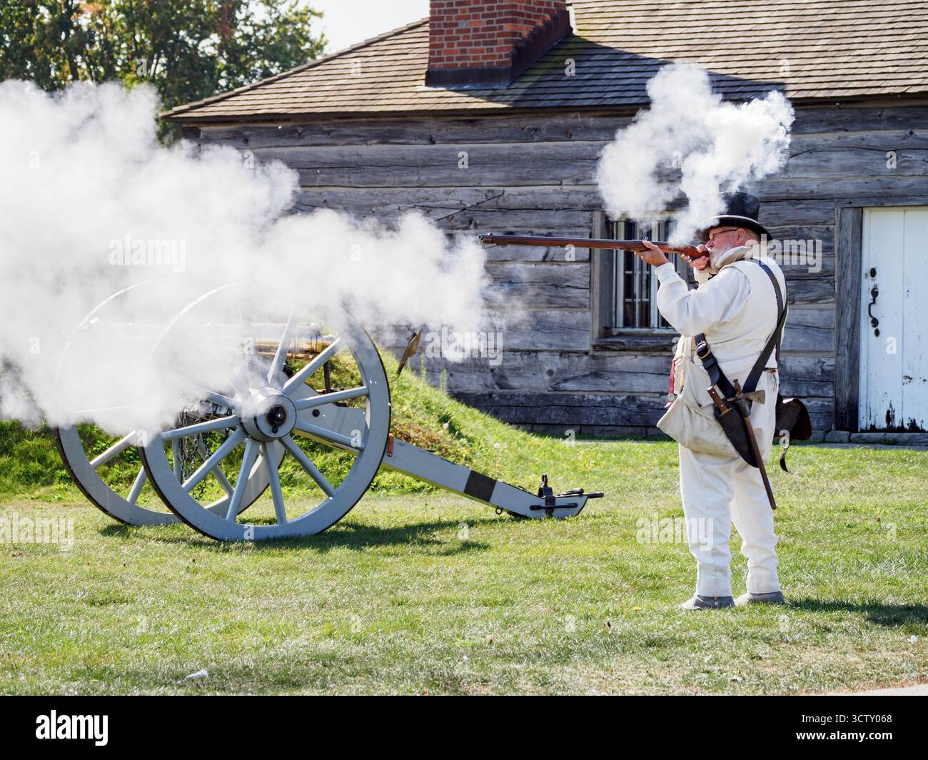 Ein Angestellter/Schauspieler von Parks Canada, der das Gewehr demonstriert. Fort George, Niagara-on-the-Lake, Ontario, Kanada Stockfoto